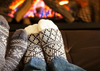 Warme Füße vor dem Kamin