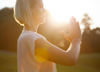 Tadasana, achtsamer Stand im Yoga