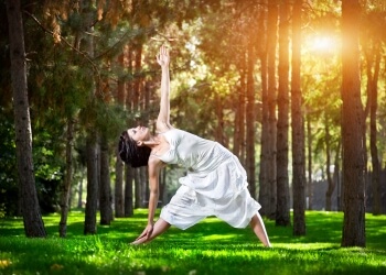 Trikonasana - Dreieck, das Yoga Asana